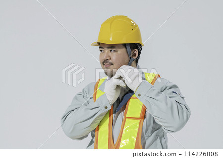 戴著頭盔的男工人 114226008