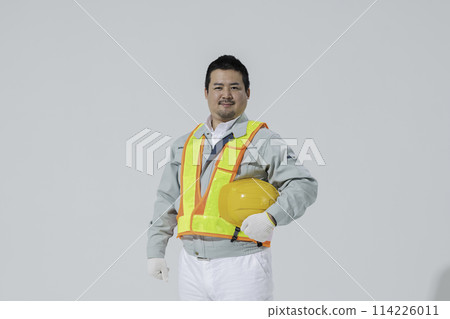 拿著頭盔的男工人 114226011