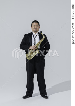 一個大個子的日本男人吹薩克斯風 一個大個子的日本男人吹薩克斯風 114226081