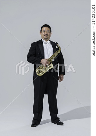 A large Japanese man playing the saxophone 114226101
