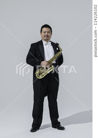 一個大個子的日本男人吹薩克斯風 114226102