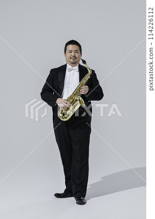 一個大個子的日本男人吹薩克斯風 114226112