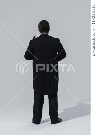 一個大個子的日本男人吹薩克斯風 114226116
