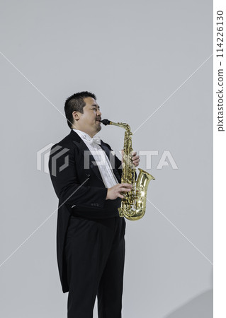 一個大個子的日本男人吹薩克斯風 114226130