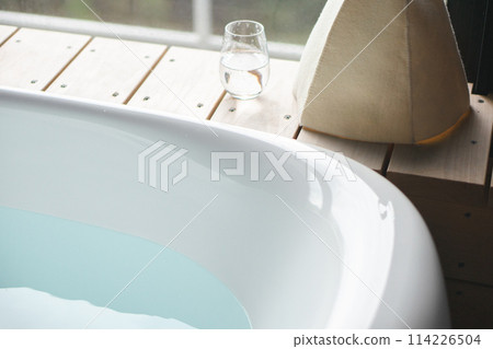 Luxury hotel bathtub, white 114226504