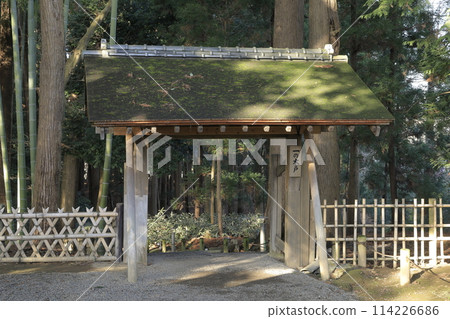 一木戶矗立在偕樂園(日本三大著名花園之一)的陰暗世界的入口處。 一木戶矗立在偕樂園(日本三大著名花園之一)的陰暗世界的入口處。 114226686
