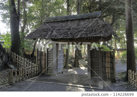 Nakamon Gate, quietly standing within Kairakuen, one of the three most famous gardens in Japan Nakamon Gate, quietly standing within Kairakuen, one of the three most famous gardens in Japan 114226699