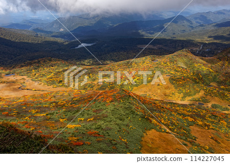 Autumn foliage on the mountainside as seen from the ridgeline of Mt. Kurikoma 114227045