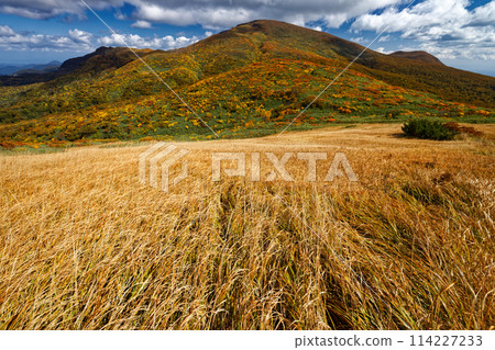 從天滿嶺看到紅葉的栗駒山 從天滿嶺看到紅葉的栗駒山 114227233