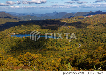 從栗子山和天滿嶺看到的須川湖和須川溫泉 114227624