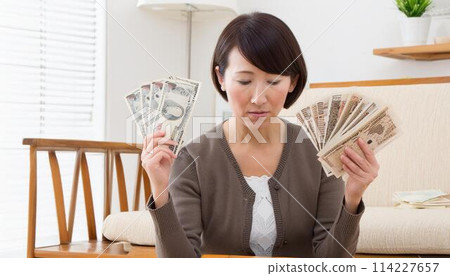 女人看到錢就會感到沮喪 女人看到錢就會感到沮喪 114227657