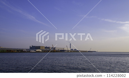Scenery of Osaka South Port at dusk 114228002