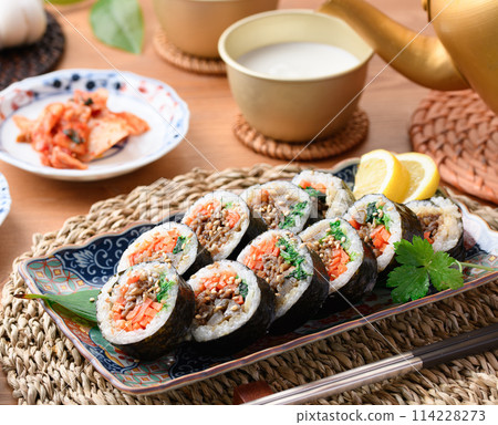 Korean seaweed roll kimbap (bulgogi kimbap) Korean seaweed roll kimbap (bulgogi kimbap) 114228273