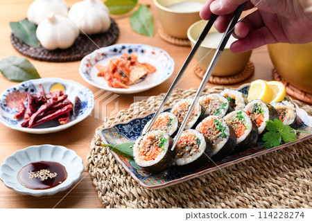 Korean seaweed roll kimbap (bulgogi kimbap) 114228274