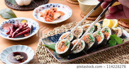 Korean seaweed roll kimbap (bulgogi kimbap) 114228276