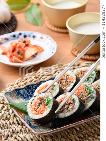 韓式海苔卷紫菜包飯(Bulgogi gimbap) 韓式海苔卷紫菜包飯(Bulgogi gimbap) 114228277