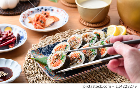 韓式海苔卷紫菜包飯(Bulgogi gimbap) 韓式海苔卷紫菜包飯(Bulgogi gimbap) 114228279