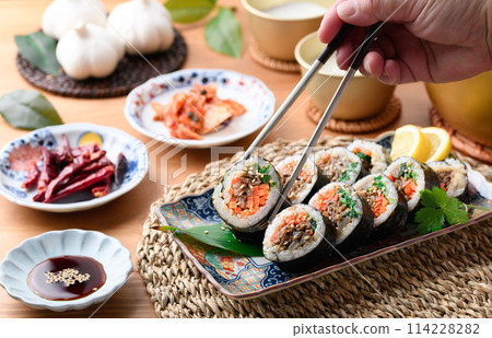 Korean seaweed roll kimbap (bulgogi kimbap) Korean seaweed roll kimbap (bulgogi kimbap) 114228282