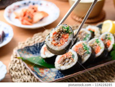Korean seaweed roll kimbap (bulgogi kimbap) 114228285