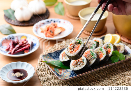 韓式海苔卷紫菜包飯(Bulgogi gimbap) 韓式海苔卷紫菜包飯(Bulgogi gimbap) 114228286
