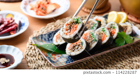 Korean seaweed roll kimbap (bulgogi kimbap) 114228287