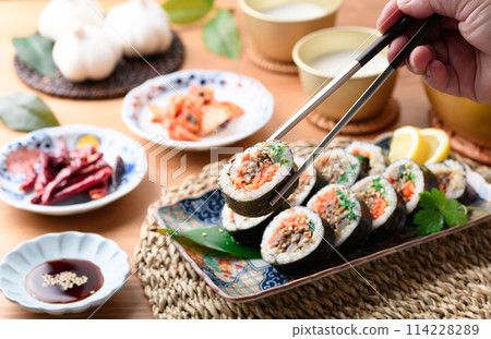韓式海苔卷紫菜包飯(Bulgogi gimbap) 韓式海苔卷紫菜包飯(Bulgogi gimbap) 114228289
