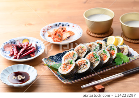 Korean seaweed roll kimbap (bulgogi kimbap) Korean seaweed roll kimbap (bulgogi kimbap) 114228297