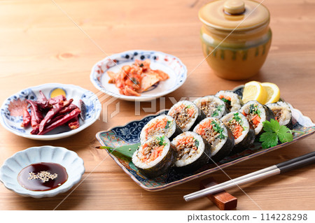Korean seaweed roll kimbap (bulgogi kimbap) 114228298