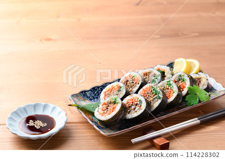 韓式海苔卷紫菜包飯(Bulgogi gimbap) 韓式海苔卷紫菜包飯(Bulgogi gimbap) 114228302
