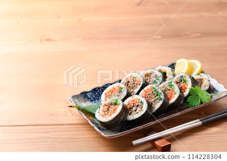 Korean seaweed roll kimbap (bulgogi kimbap) 114228304