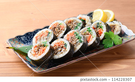 Korean seaweed roll kimbap (bulgogi kimbap) 114228307