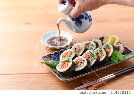 Korean seaweed roll kimbap (bulgogi kimbap) 114228311