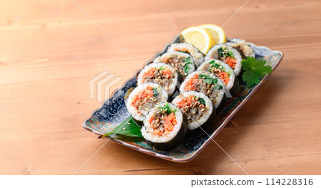 Korean seaweed roll kimbap (bulgogi kimbap) 114228316
