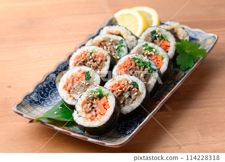 Korean seaweed roll kimbap (bulgogi kimbap) 114228318