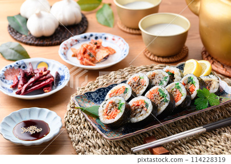 Korean seaweed roll kimbap (bulgogi kimbap) Korean seaweed roll kimbap (bulgogi kimbap) 114228319