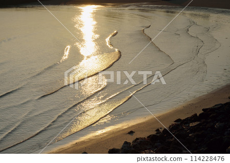 Sunset light reflecting off the waves in the evening Sunset light reflecting off the waves in the evening 114228476