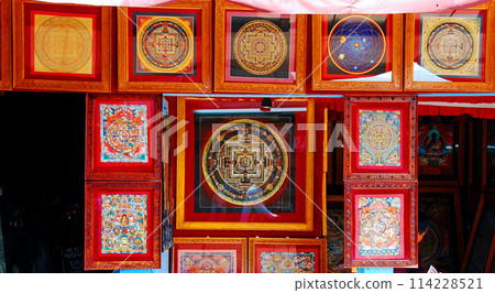 尼泊爾 Bhaktable 曼陀羅框架在商店裡排隊 尼泊爾 Bhaktable 曼陀羅框架在商店裡排隊 114228521