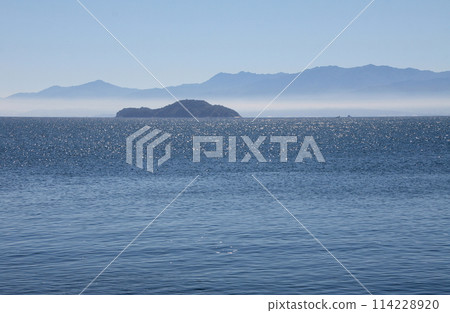 從小田濱看到的引灘海中漂浮的島嶼和四國山脈的影子 從小田濱看到的引灘海中漂浮的島嶼和四國山脈的影子 114228920