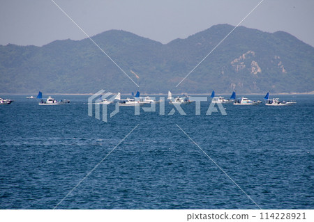 來島海峽中部捕魚的漁船 來島海峽中部捕魚的漁船 114228921