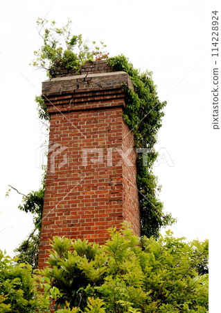 今治市大下島石灰工廠遺址的煙囪 今治市大下島石灰工廠遺址的煙囪 114228924