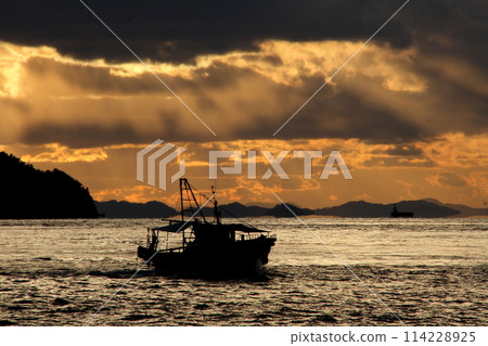 Fishing boats returning to port in the sunset at Osumihana 114228925