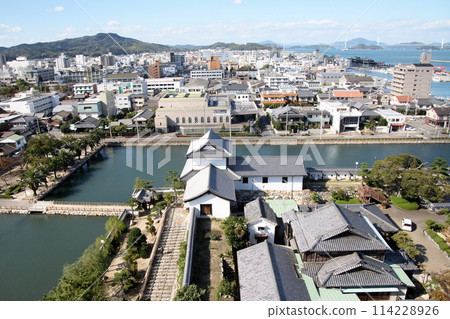 從今治城看到的今治城和來島海峽大橋 114228926