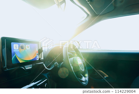 清晨的陽光灑落在車內 114229004