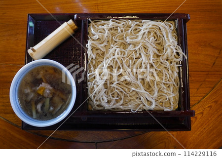 剛煮好的冷蕎麥麵放在竹蒸籠裡。 114229116