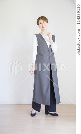 Women's spring clothes fashion coordination whole body (vertical) Women's spring clothes fashion coordination whole body (vertical) 114229130