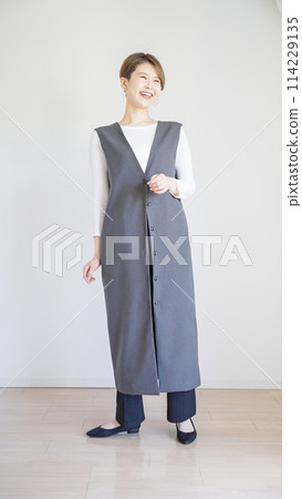 Women's spring clothes fashion coordination whole body (vertical) 114229135