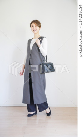 Women's spring clothes fashion coordination whole body (vertical) 114229154