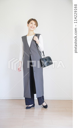 Women's spring clothes fashion coordination whole body (vertical) 114229168