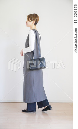 女春裝時尚協調全身(豎) 女春裝時尚協調全身(豎) 114229176