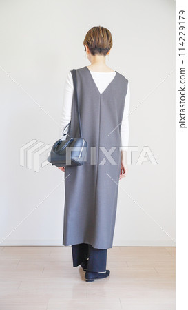 Women's spring clothes fashion coordination whole body (vertical) 114229179